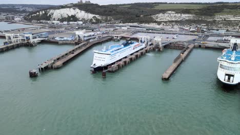 Wartende-Fähren-Im-Hafen-Von-Dover,-Fährterminal-Kent,-England,-4K-Luftaufnahmen