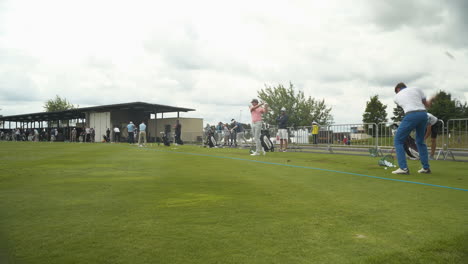 Jugadores-De-Golf-Masculinos-Practicando-Tiros-En-Un-Evento-Deportivo-De-Campeonato-De-Golf