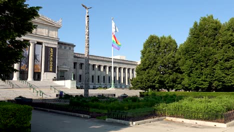 La-Bandera-Del-Orgullo-Gay-Ondea-En-El-Parque-De-La-Ciudad-Frente-Al-Museo