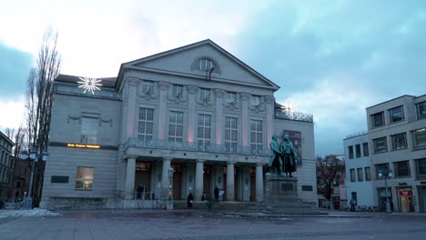 Lapso-De-Tiempo-Del-Monumento-Goethe-schiller-En-La-Plaza-Del-Teatro-En-Weimar