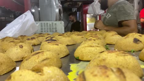Pan-Recién-Horneado-En-Una-Panadería-En-El-Líbano-Con-Panaderos-Libaneses-En-Segundo-Plano.