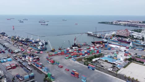 aerial-shot-of-the-harbor-harbor-loading-and-unloading-atmosphere