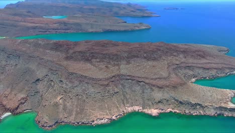 Langsam-Aufsteigende-Luftaufnahme-Der-Plateauinsel-In-Der-Nähe-Einer-Weiten-Blauen-Meereslandschaft