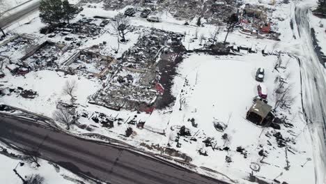 Drohnen-Luftaufnahme-Von-Schneebedeckten,-Niedergebrannten,-Zerstörten-Überresten-Eines-Wohngebiets-Im-Superior-Colorado-Boulder-County,-USA,-Nach-Der-Waldbrandkatastrophe-In-Marshall