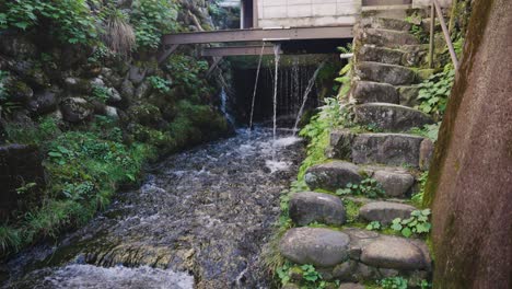 Escalera-De-Piedra-Antigua-Oculta-En-Un-Callejón-Trasero-Japonés-En-La-Ciudad-De-Gujo-Hachiman,-Gifu