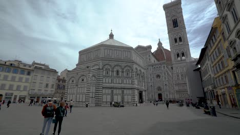Menschen,-Die-Am-Dom-Von-Florenz,-Italien,-Am-12.-Januar-2022-Um-Die-Kathedrale-Von-Florenz-Herumlaufen