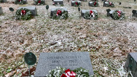 Hochklappen-Von-Grabsteinmarkierungen-Auf-Dem-Militärfriedhof-Für-US-Soldaten