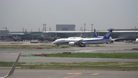 All-Nippon-Airways-Boeing-787-Rodando-En-La-Pista-Antes-Del-Despegue-En-El-Aeropuerto-De-Haneda-En-Tokio,-Japón