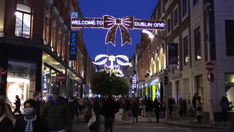 Dublin-Street-Mit-Menschen,-Die-Zur-Weihnachtszeit-Einkaufen