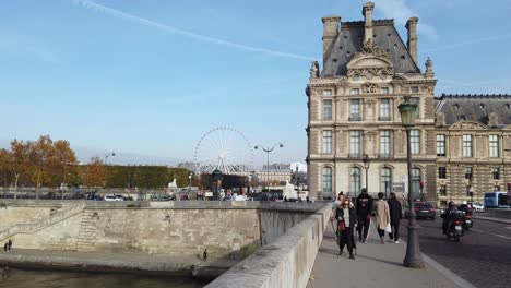 Aufnahme-Vom-Pont-Royal-An-Einem-Sonnigen-Dezembermorgen-Mit-Blick-Auf-Den-Jardin-Des-Tuileries-Und-Einen-Teil-Des-Louvre-Und-Das-Riesenrad,-Paris,-Frankreich
