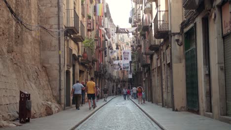 Gente-Caminando-En-La-Calle-Histórica-De-Girona,-España-Durante-El-Día