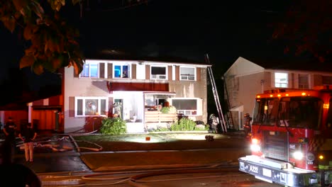 Feuerwehrleute-Kümmern-Sich-Um-Doppelhaus-Wohnhäuser,-Die-Durch-Feuer-Beschädigt-Wurden,-Vauxhall-Drive,-Scarborough,-Toronto,-Kanada