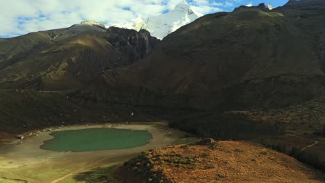 Ein-Durch-Schmelzende-Gletscher-In-Den-Peruanischen-Anden-Entstandener-See-Ist-Das-Ergebnis-Der-Globalen-Erwärmung-Und-Des-Klimawandels-–-Luftaufnahme