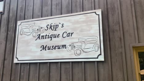 Signboard-of-Skip's-Antique-Car-Museum-at-Put-in-Bay,-Ohio