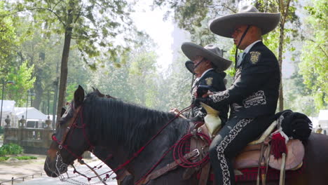 Mexikanische-Polizisten-Reiten-Auf-Pferden-Und-Tragen-Traditionelle-Sombrero-Hüte-Und-Eine-Uniform-Im-Mariachi-Stil