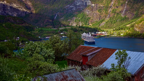 5K-Zeitrafferaufnahme-Eines-Kreuzfahrtschiffes,-Das-Im-Hafen-Von-Flåm-In-Norwegen-Anlegt-–-Wunderschöne-Landschaft-An-Einem-Sonnigen-Tag-Mit-Wolken