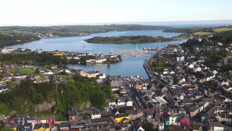 Camera-movement-down-overlooking-town-of-Kinsale-in-county-Cork,-Ireland