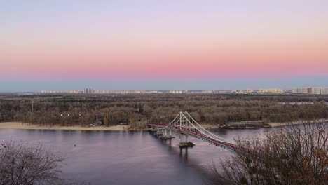 Kiew-Ukraine-Horizont-Sonnenuntergang-über-Dem-Fluss-Dnjepr