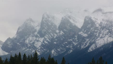 Mountain-peaks-with-light-snow-in-autumn