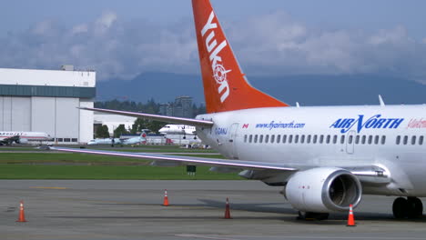 Avión-De-Hélice-De-Pasajeros-Aterrizando-En-La-Pista-De-Vancouver,-Pista