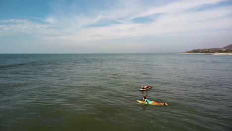Hermosas-Mujeres-Se-Preparan-Para-Surfear-Cerca-De-La-Costa-De-Vietnam,-Vista-De-órbita-Aérea