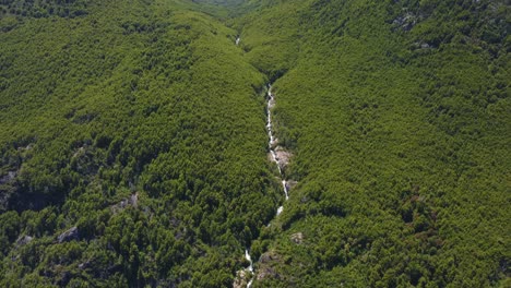 Drone-Nos-Muestra-Las-Bellezas-Naturales-De-Nuestro-Planeta,-Bosques,-Río,-Acantilado-Y-Cascada