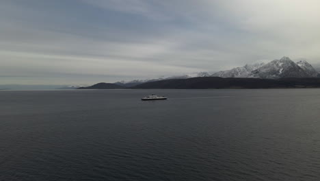 Ferry-De-Crucero-En-El-Océano-ártico,-Montañas-Nevadas-En-El-Norte-De-Noruega