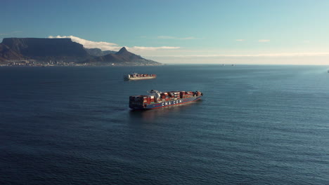 Beladene-Containerschiffe,-Die-über-Den-Atlantik-In-Südafrika-Fahren