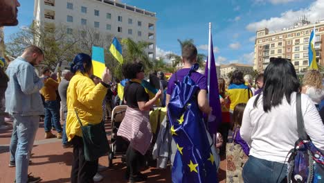 Hombre-Con-La-Bandera-De-La-Ue-En-Las-Protestas-Contra-La-Guerra-En-Ucrania