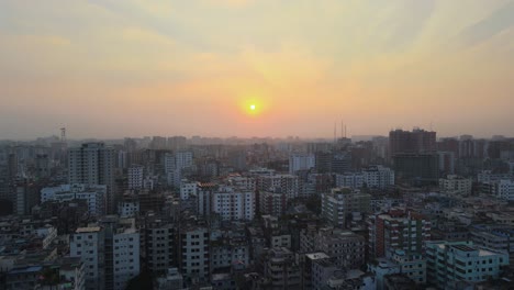 Vistas-Panorámicas-De-La-Ciudad-De-Dhaka-Durante-La-Puesta-De-Sol-Dorada