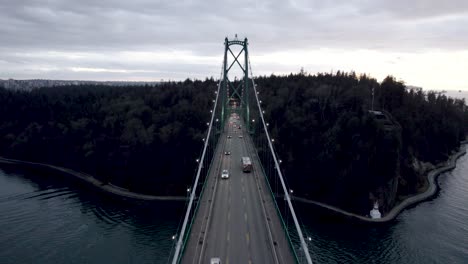 Tráfico-De-Automóviles-A-Lo-Largo-Del-Puente-Lions-Gate-Al-Atardecer,-Vancouver-En-Canadá