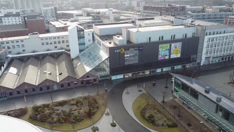 Amfi-Einkaufszentrum-In-Sandnes,-Norwegen-–-Luftaufnahme-Eines-Gebäudes-Mit-Logos