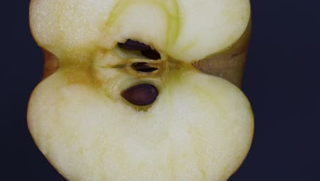 Makroaufnahme-Eines-Frischen-Apfels,-Halbiert-Rotierend