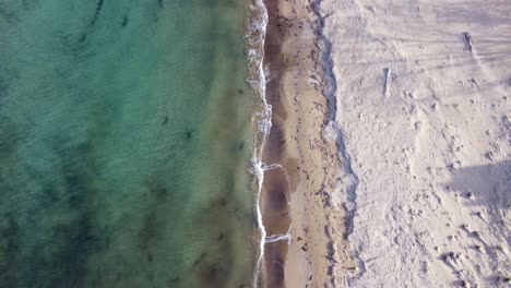 Wundervoller-Luftbildflug,-Der-Den-Wellenflug-Der-Drohne-Am-Natürlichen-Sandstrand-Von-Bouka-Auf-Korfu-Langsam-Nach-Oben-Kippt
