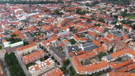 Schöne-Altstadt-Der-Stadt-Ystad-In-Schweden,-Luftdrohnen-Rotationsansicht