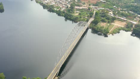 Cruce-Del-Puente-Adomi-En-Ghana