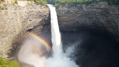 Helmcken-Falls-plunging-into-the-Murtle-River-in-the-tranquil-and-scenic-Wells-Gray-Provincial-Park-in-British-Columbia,-Canada