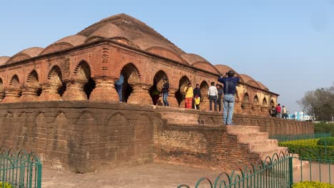 A-beautiful-view-of-Rasmancha,-a-famous-terracotta-ancient-temple-at-Bishnupur,-West-Bengal,-India