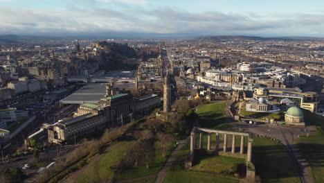 Luftaufnahme-Von-Der-Spitze-Des-Calton-Hill-In-Edinburgh-Mit-Blick-Auf-Das-Stadtzentrum