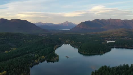 Wunderschöner-Sonnenuntergangsblick-Auf-üppige-Wälder-Und-Idyllische-Bergketten-Rund-Um-Das-Lake-Five-Resort-In-Montana-–-Luftaufnahme