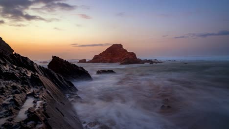 Große-Wellen-Bei-Einem-Sonnenuntergang-In-Portugal