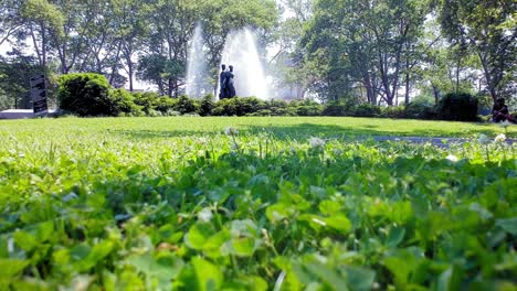 Grand-Army-Plaza-Bailey-fountain-in-background-of-lush-green-grass-in-Prospect-Park-Slope,-Brooklyn