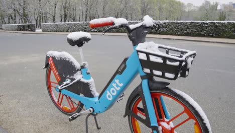 Dott-blue-bike-shared-service-in-snowy-city-urban-park