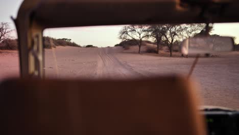 Coche-De-Safari-Está-Conduciendo-A-Través-Del-Desierto-De-Namibia-En-Un-Camino-Lleno-De-Baches