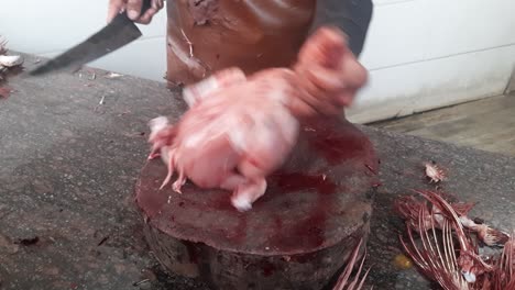 Männer-Schneiden-Rohes-Hühnerfleisch-In-Der-Outdoor-Werkstatt-In-Indien