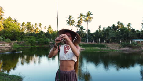 Mujer-Con-Sombrero-Cónico-Típico-Vietnamita-Preparando-Caña-De-Pescar