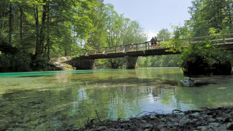 Un-Viejo-Puente-De-Madera-Sobre-El-Río-Bohinj-En-Eslovenia