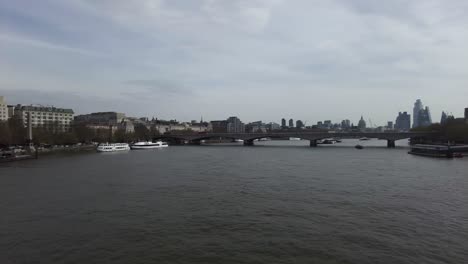 Schwenk-Nach-Rechts,-Blick-Von-Der-Golden-Jubilee-Bridge-über-Die-Themse-Auf-Die-Skyline-Von-London