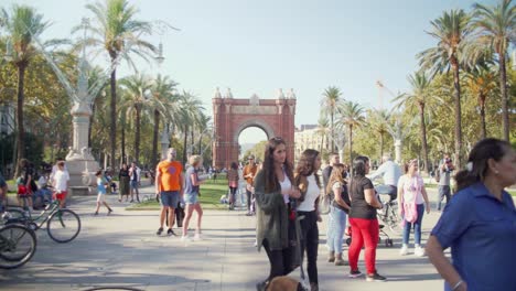 Lugares-Públicos-Llenos-De-Gente-En-España-Barcelona-Celebrando-El-Día-De-La-Independencia
