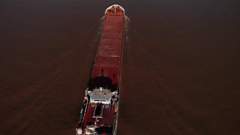 Luftaufnahme-über-Deck-Des-Frachtschiffs-Wilson-Mersey,-Das-Den-Fluss-Noord-Navigiert,-Nach-Unten-Geneigt